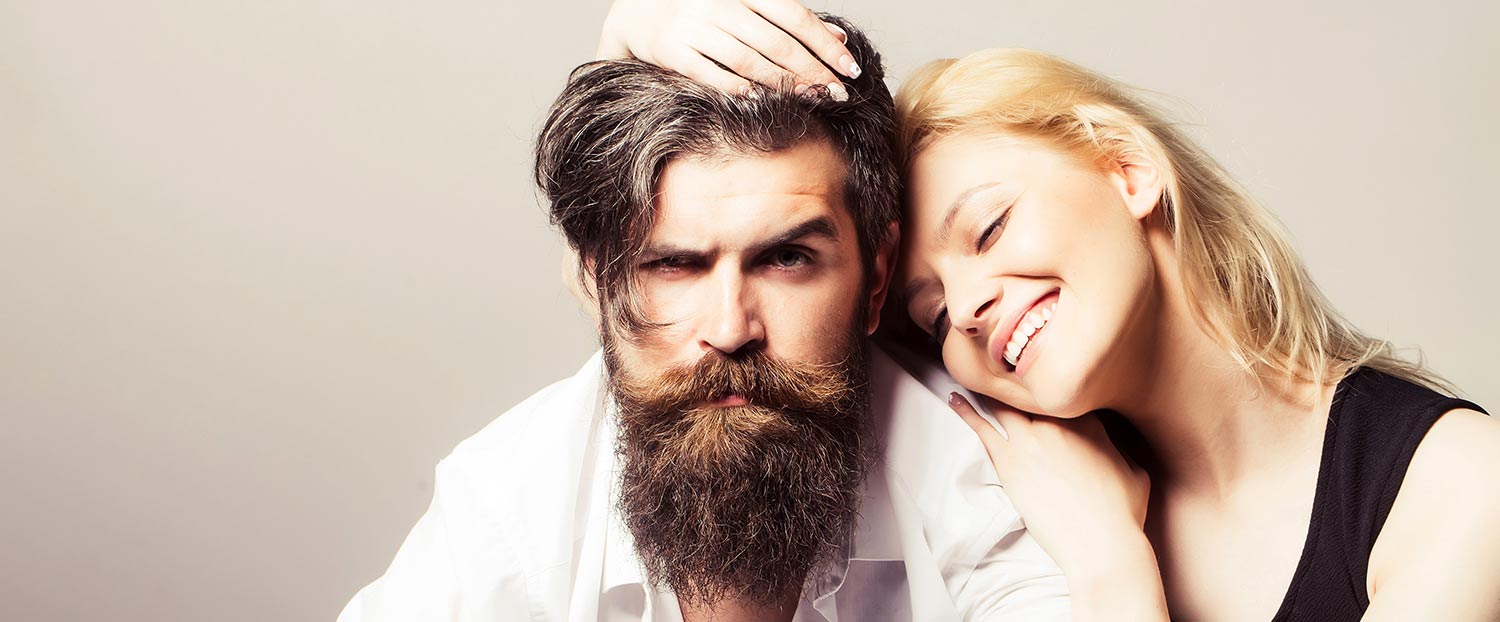 young-happy-smiling-couple Bild zeigt Trend Frisuren bei Paar
