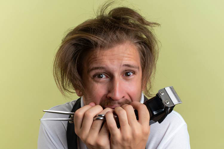 dhi-jungermann verzweifelter Mann möchte sein ohnehin schütteres haar abrasieren