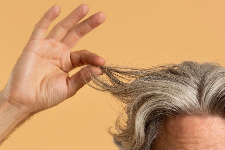 dhi-haar-zeigen Mann zeigt sein volles Haar in die Kamera